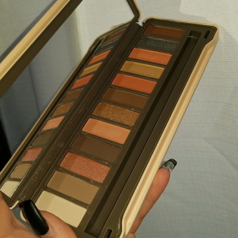 Eyeshadow - Picture 2 of 3